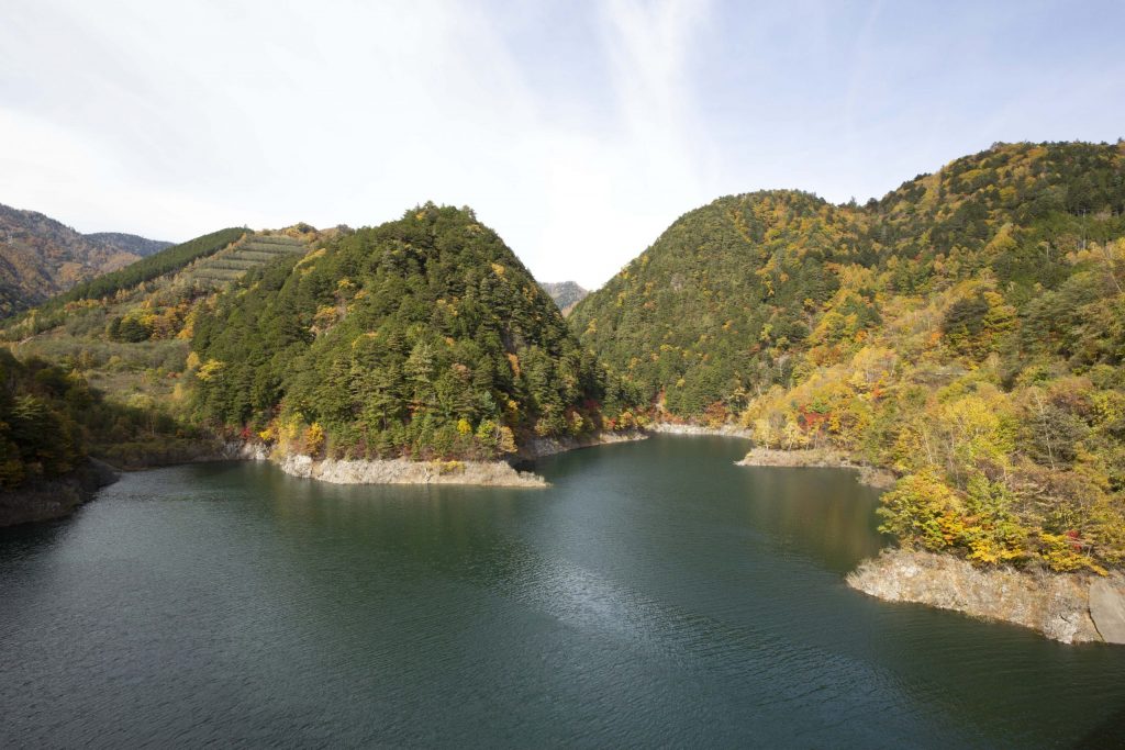 奥木曽湖　通称「鷹回りの岩場」